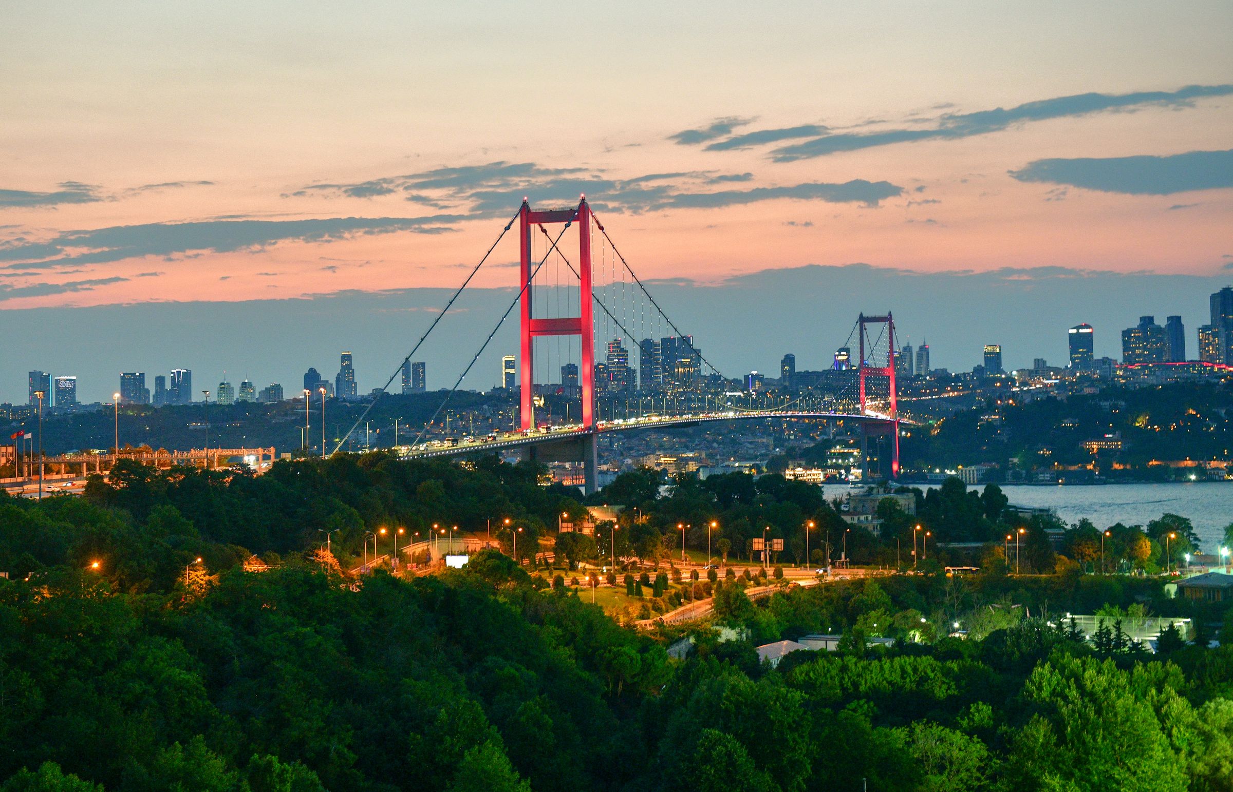 Akşam ışıklarında Boğaziçi Köprüsü ve İstanbul silueti